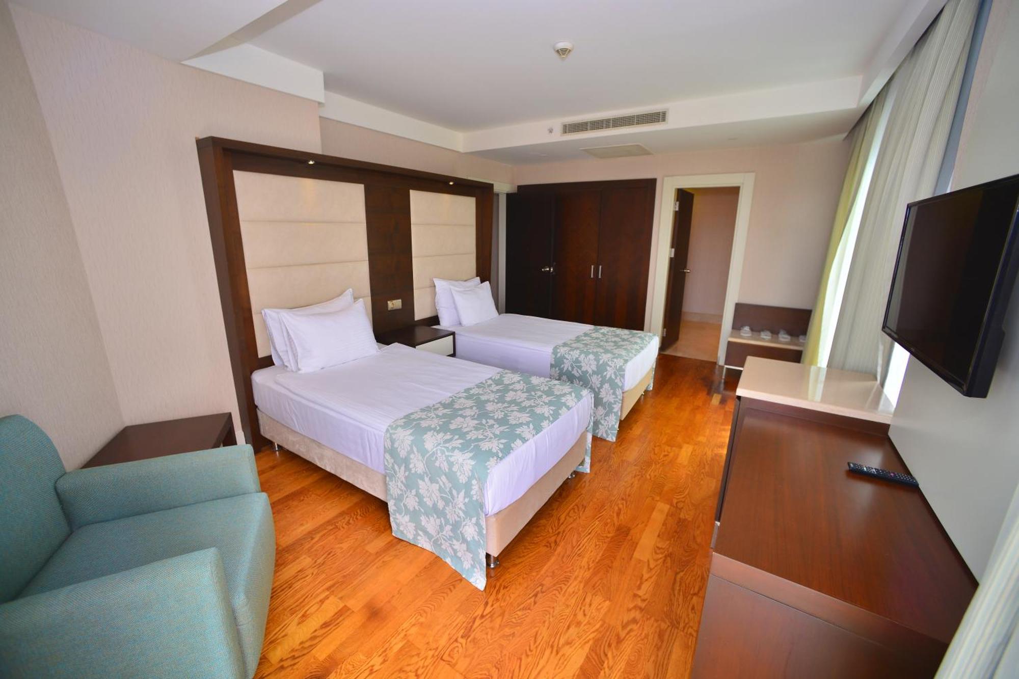 Ramada Plaza מלון 5*